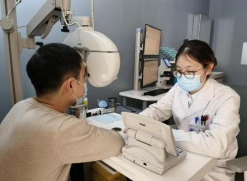 高度近視小伙配眼鏡 竟查出眼底 破了個(gè)洞