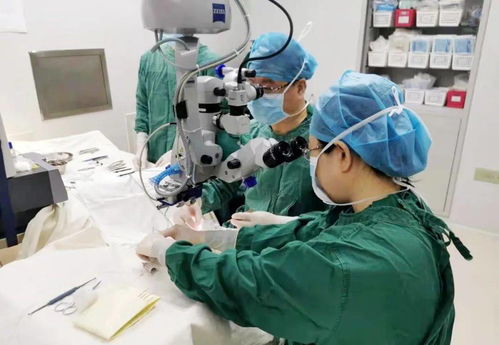 著名專家回家鄉(xiāng) 疑難眼病終得治 全國(guó)著名眼科專家趙明威教授來(lái)本溪市中心醫(yī)院開展診療活動(dòng)