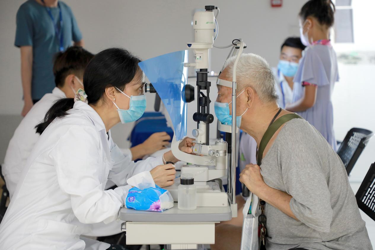 深圳?，斞劭茢y手皇崗社區(qū)黨群服務(wù)中心開展眼健康義診活動